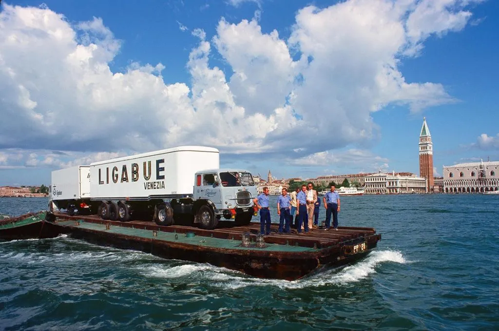 Uomini e mezzi della Ligabue Spa a bordo di una chiatta nel bacino di San Marco, anni Settanta. (Archivio Gruppo Ligabue)