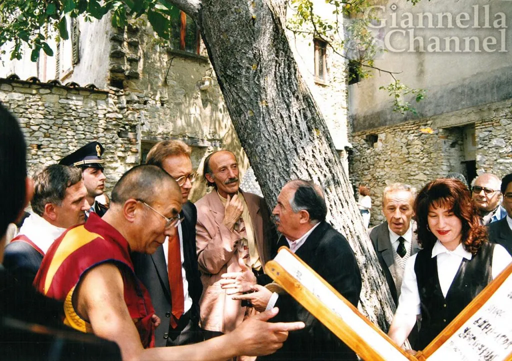 Pennabilli, 15 giugno 1994: il Dalai Lama con Tonino Guerra e Gianni Giannini nell'Orto dei frutti dimenticati