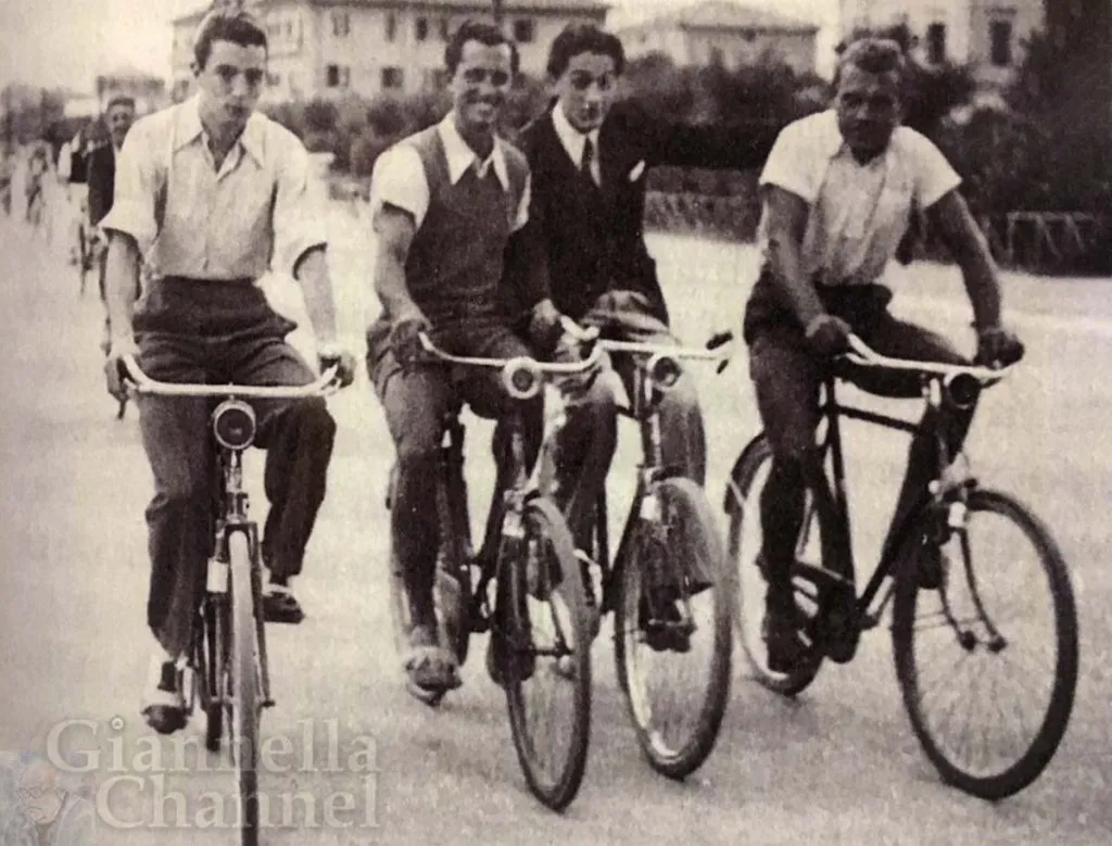 Federico Fellini in bicicletta a Rimini