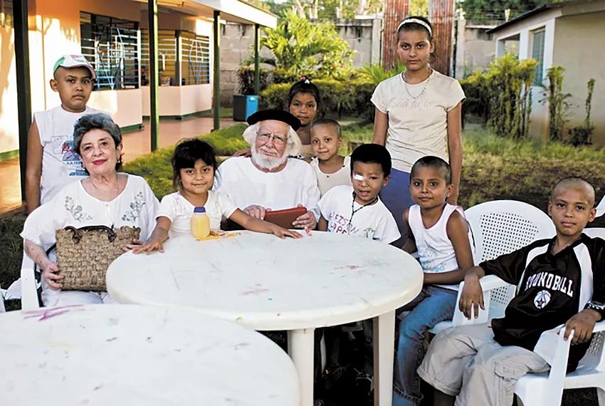 Ernesto Cardenal con i bambini nicaraguensi