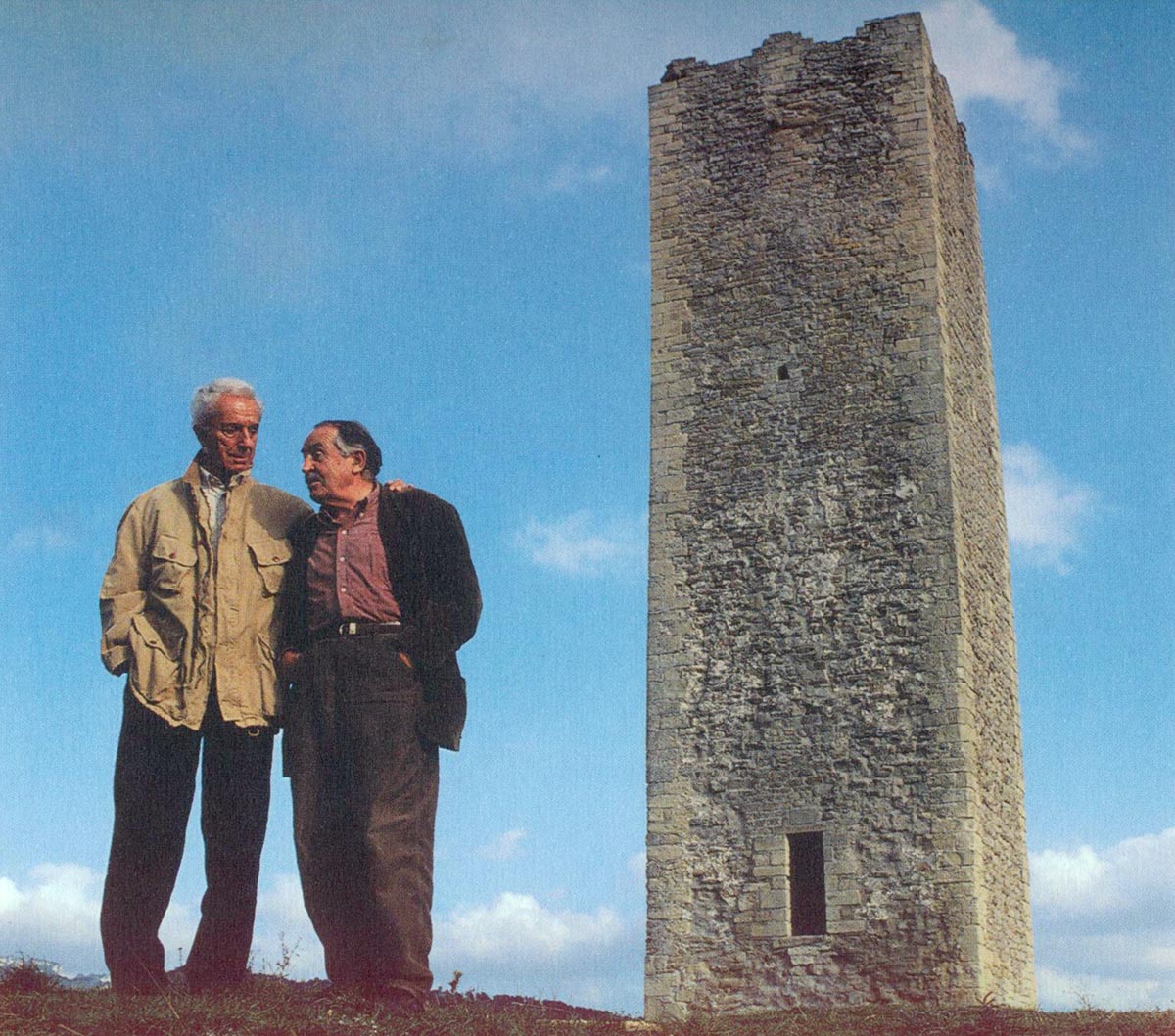 Tonino Guerra con il regista Michelangelo Antonioni: due grandi del cinema ripresi ai piedi della millenaria torre di Bascio, frazione di Pennabilli posta a 651 metri d’altezza