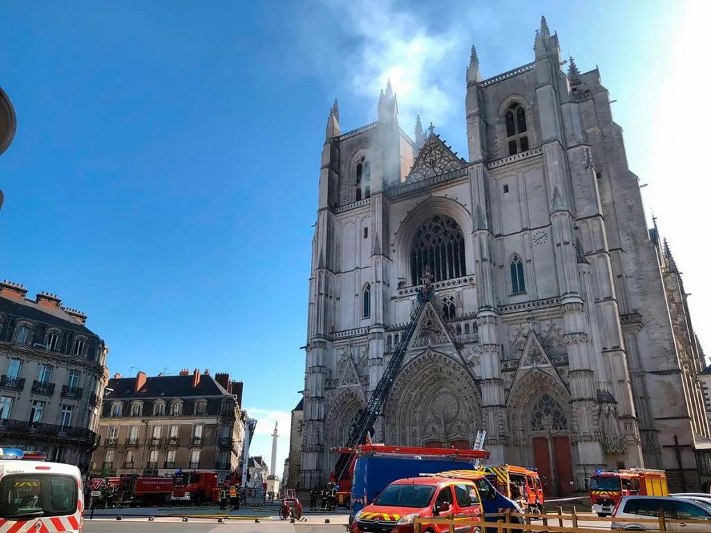 La facciata del cattedrale di Nantes, in Francia, devastata da un incendio il 18 luglio 2020