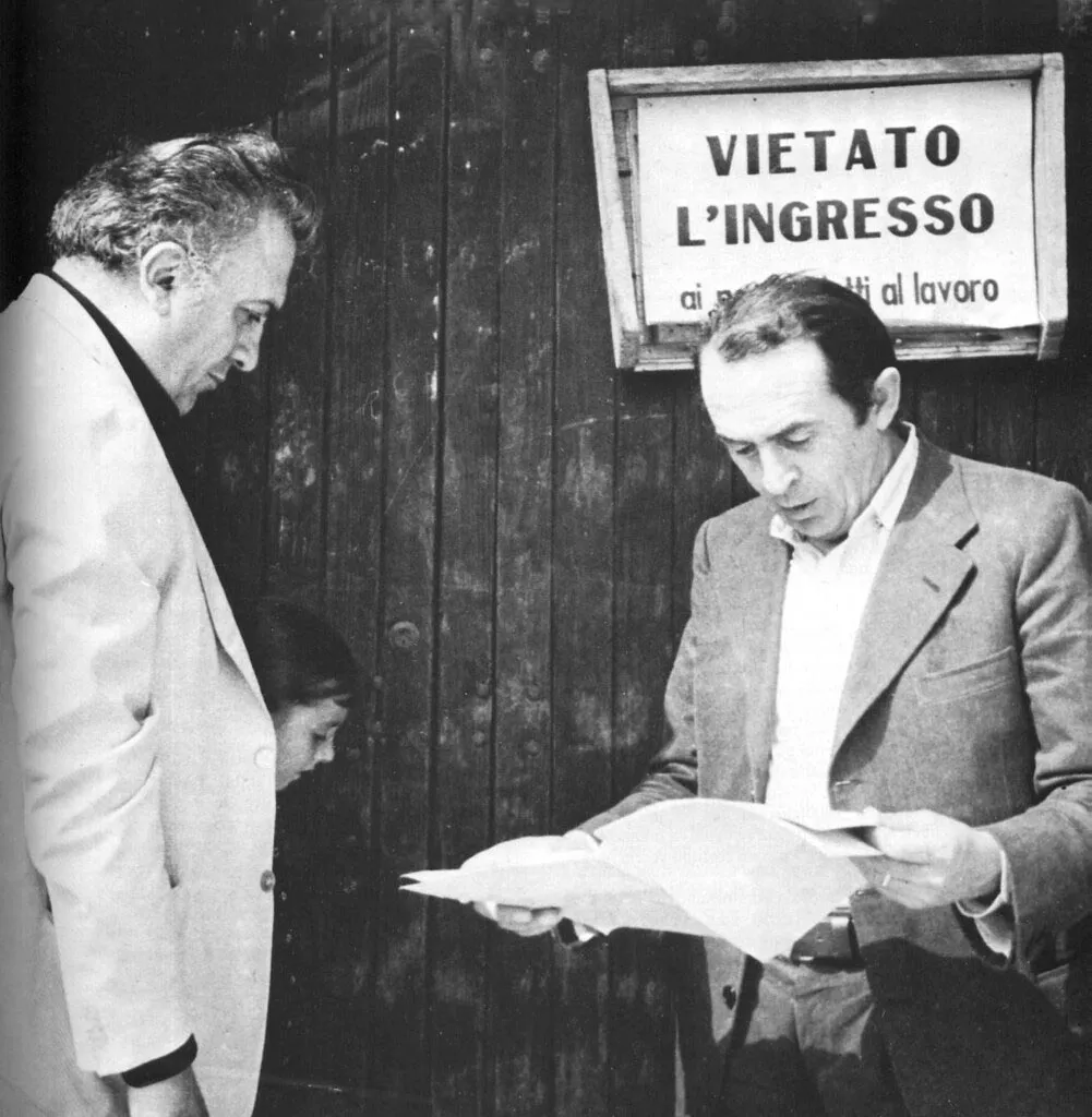 Federico Fellini e Tonino Guerra, entrambi nati nel 1920, durante una pausa nella lavorazione di 'Amarcord'
