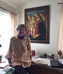 Grete Heinz nel salotto di casa a Berkeley con una copia digitale del dipinto recuperato di Jacopo del Sellaio