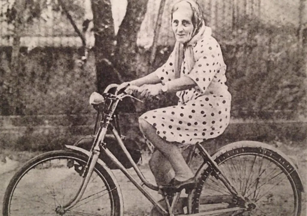 Isotta Gervasi con la sua bicicletta negli anni Sessanta