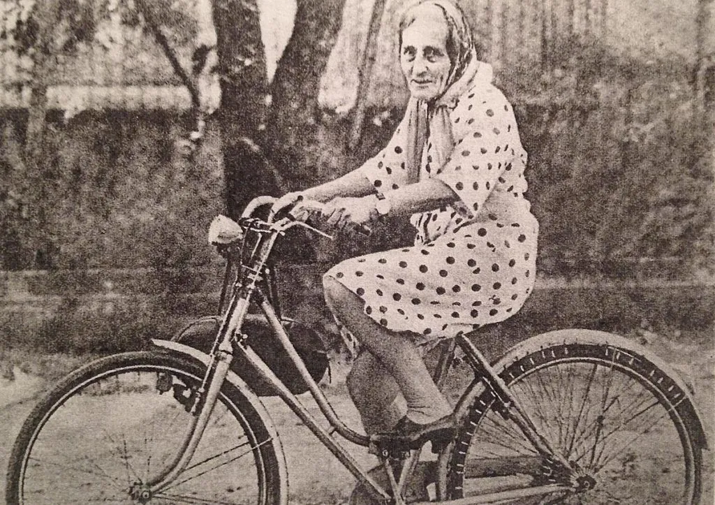 Isotta Gervasi con la sua inseparabile bici negli anni Sessanta per le vie di Cervia. (Wikimedia)