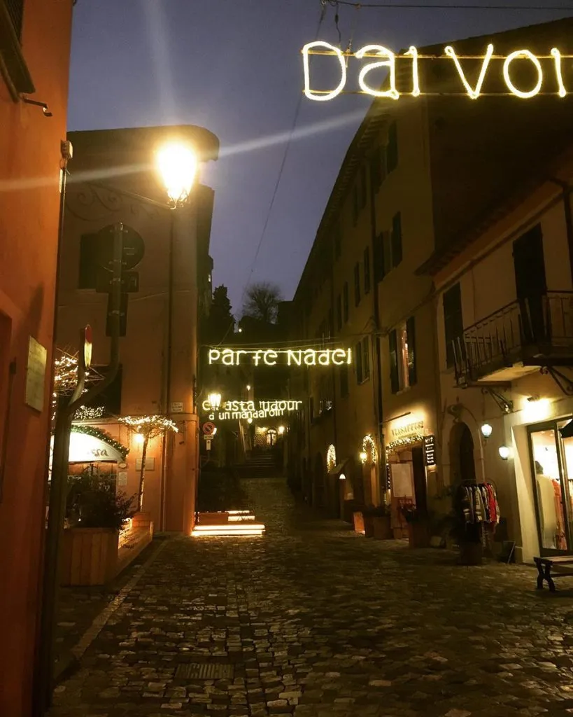Santarcangelo di Romagna: le strade della città romagnola illuminate dalle parole dei poeti qui nati (Tonino Guerra, Raffaello Baldini, Nino Pedretti e Gianfranco Fucci)