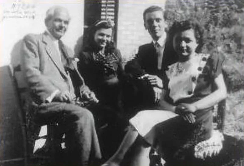 1943. Mario Cervi da sinistra col futuro suocero, fidanzata e futura cognata