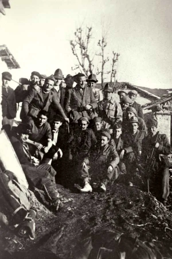 I partigiani di Paraloup: al centro, in piedi, Benvenuto (Nuto) Revelli (Cuneo, 1919-2004), che si unì alla Banda Italia libera di Paraloup nel febbraio del 1944