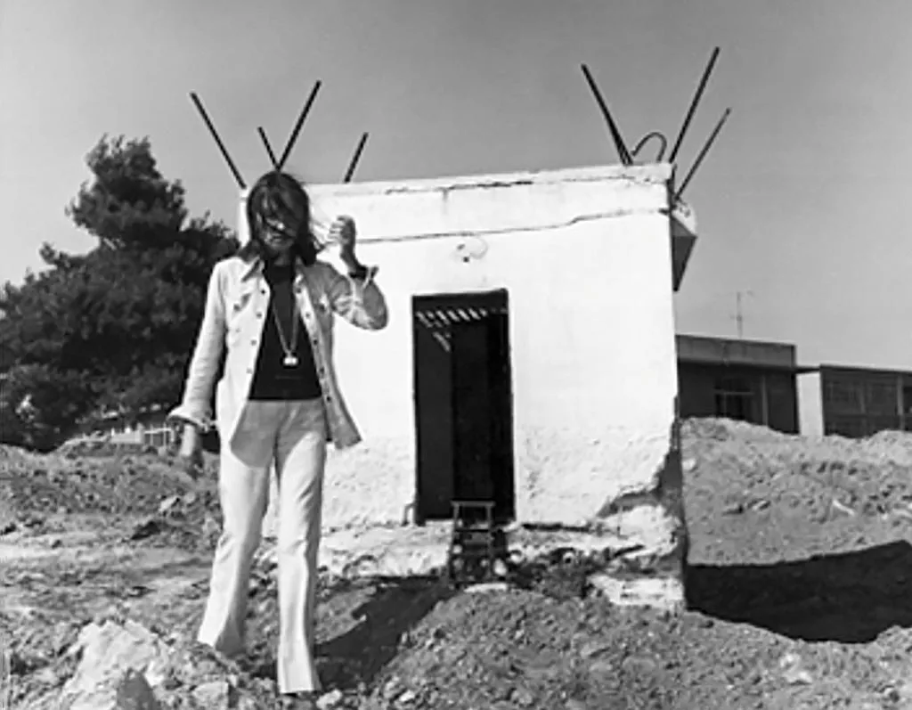 Oriana Fallaci alla tomba di Boiati, la cella dove fu rinchiuso tre anni e mezzo Alekos Panagoulis