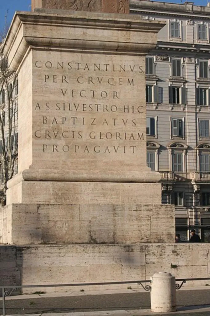Constantinus per crucem victor a S. Silvestro hic baptizatus crucis gloriam propagavit