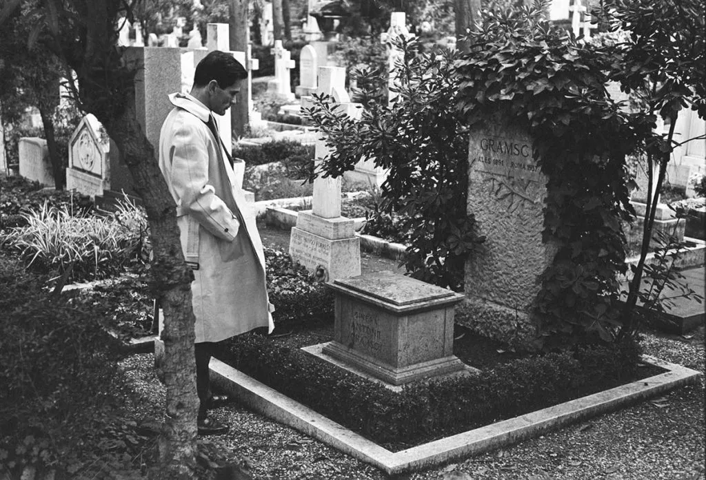 Pier Paolo Pasolini sulla tomba di Antonio Gramsci nel 1970