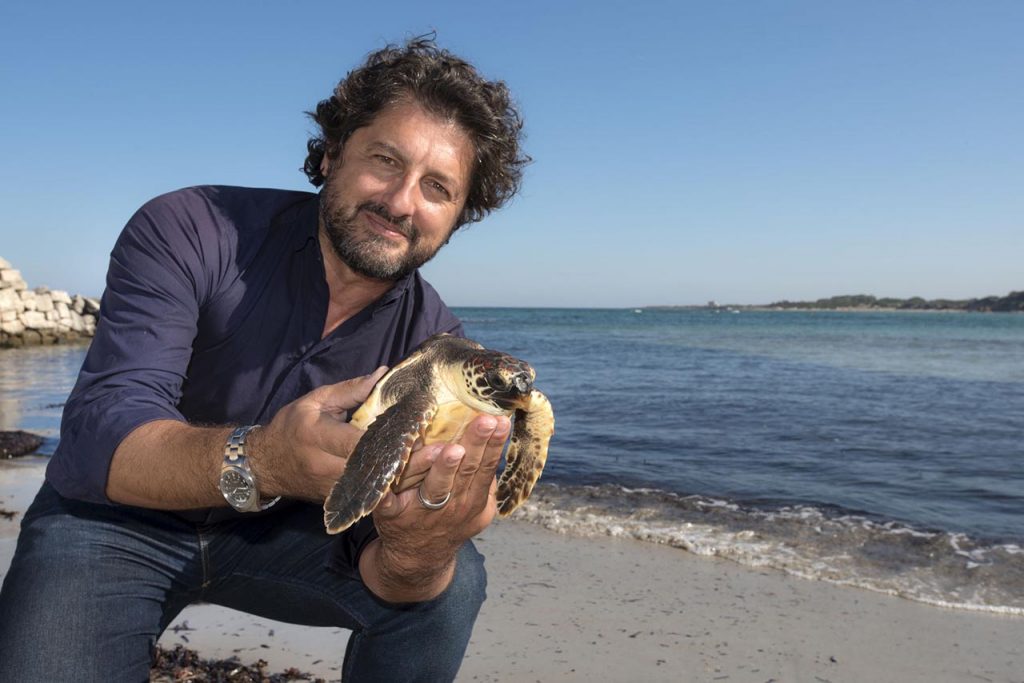 Rocky Malatesta, presidente da pochi mesi del Consorzio di gestione della Riserva naturale di Torre Guaceto, con una tartaruga curata e pronta per riprendere il mare.
