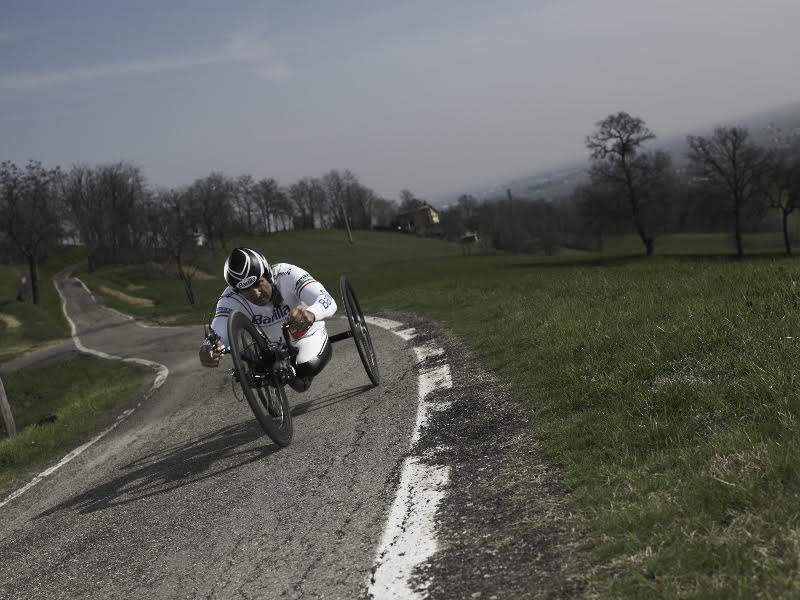 Alex Zanardi, 55 anni, impegnato con la sua hanbike, la bicicletta speciale con cui ha vinto decine di medaglie d’oro