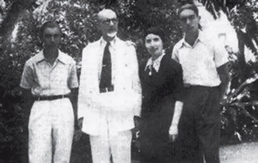 Eva col marito Mario Calvino e con i due figli, Italo e Floriano.