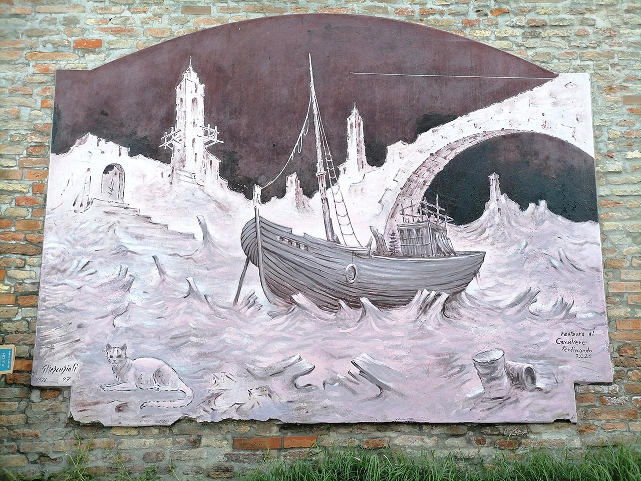 Il murale nel centro storico di Cesenatico firmato da Gastone Mercuriali, della serie dedicata ai "relitti", che è stato oggetto del recente restauro da parte di Ferdinando Cavaliere.