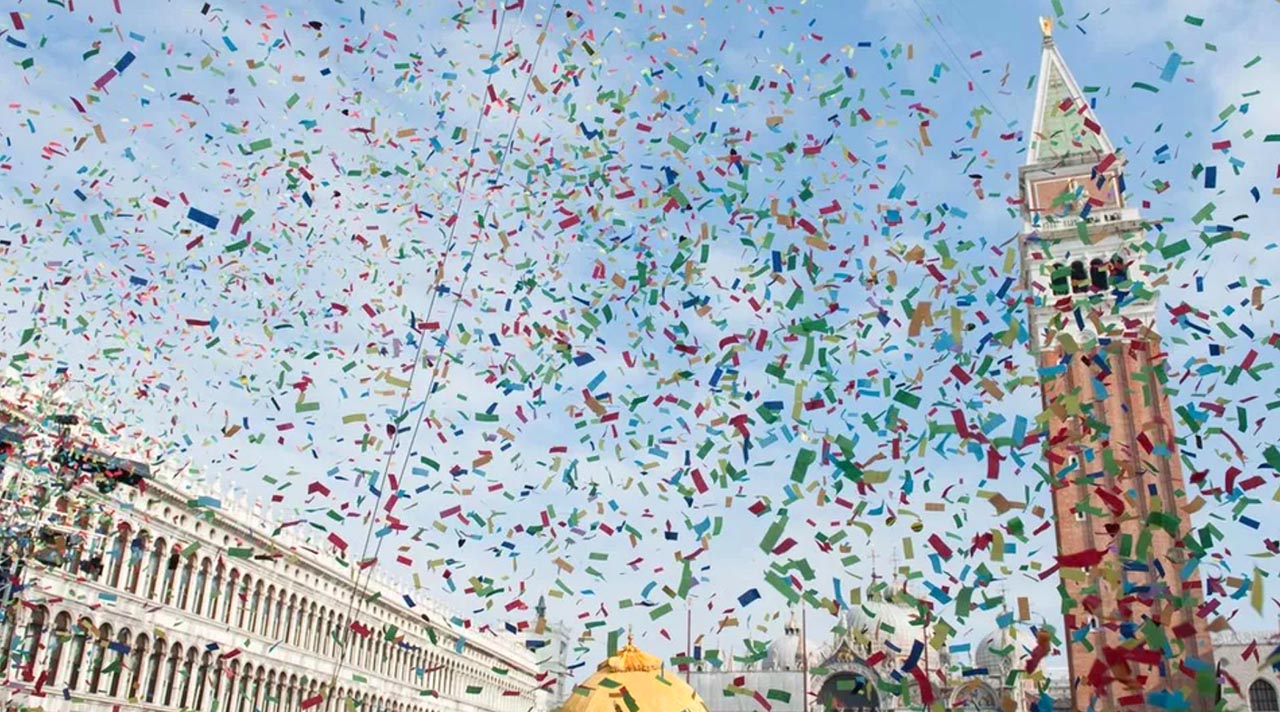 Coriandoli nel cielo di piazza San Marco a Venezia, capitale italiana del Carnevale.