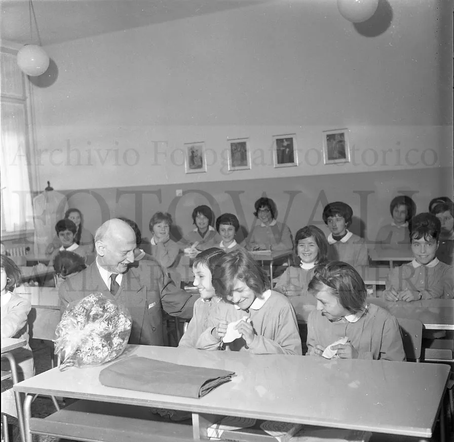 Otto Frank nell’aula con le alunne di Molinella (Bologna).