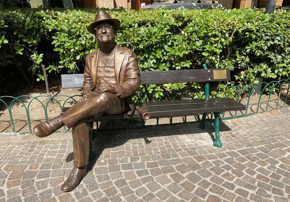 8) Bologna, Lucio Dalla - Statua-panchina in piazza Cavour (foto by Ufficio stampa Comune di Bologna)