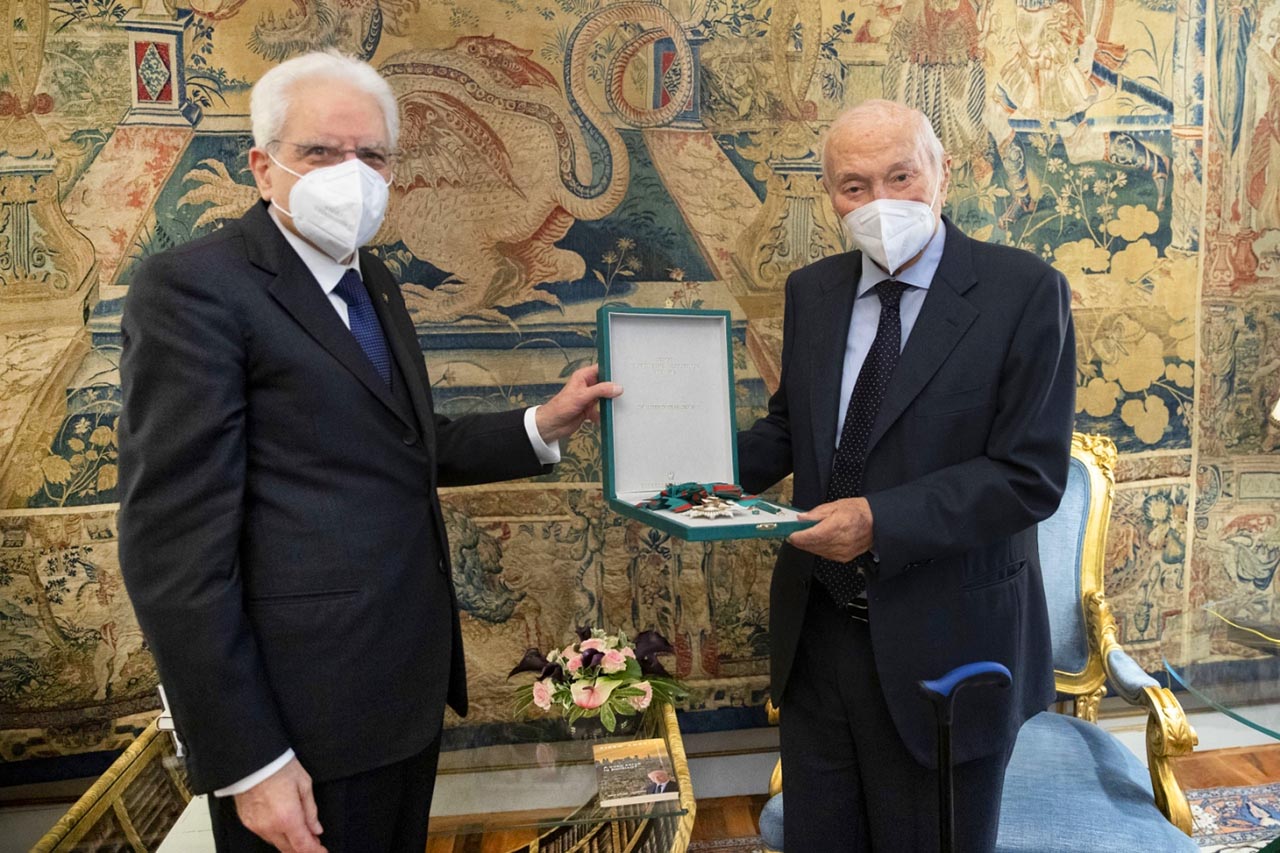 Quirinale, 11 maggio 2021: il capo dello Stato Sergio Mattarella consegna a Piero Angela l’onorificenza di Cavaliere di Gran Croce dell’Ordine di Merito della Repubblica italiana.