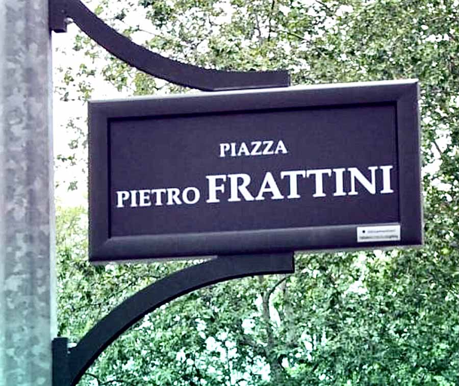la targa nera in piazza Frattini