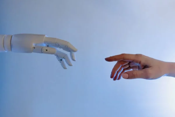 UN FUTURO OLTRE L'ARTIFICIALE: L'EUROPA  CI CHIAMA A PROGETTARE ESPERIENZE DI INTELLIGENZA IBRIDA